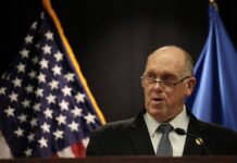 Tom Homan: El ‘zar de la frontera’ asegura que mantendrá redadas de inmigrantes en Minneapolis | Inmigración en Estados Unidos