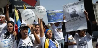 Decenas de familiares de presos políticos venezolanos protestan frente a El Helicoide: “Cierren ya los centros de tortura”
