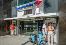 La Casa Blanca estudia exigir a los bancos verificar la ciudadanía de sus clientes | Inmigración en Estados Unidos