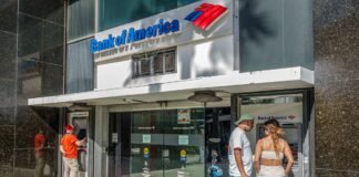La Casa Blanca estudia exigir a los bancos verificar la ciudadanía de sus clientes | Inmigración en Estados Unidos