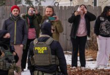 El apoyo a las políticas migratorias de Trump se desploma tras los tiroteos en Minneapolis | Inmigración en Estados Unidos