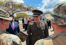 El jefe del Comando Sur y el subsecretario de Defensa de Estados Unidos visitan Venezuela en “un día histórico”
