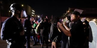 Nuevas propuestas de leyes estatales buscan proteger los derechos de quienes vigilan y se manifiestan contra el ICE | Inmigración en Estados Unidos