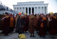 CAMINATA BUDISTA POR LA PAZ LLEGA AL CORAZÓN DEL PODER