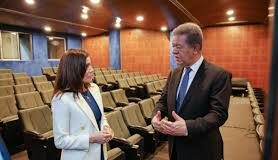 CUANDO LA DIPLOMACIA SE PASEA POR LOS PASILLOS DEL PODER