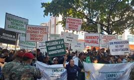 AGRÓNOMOS MARCHAN AL PALACIO POR ALZA SALARIAL