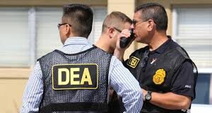 SOMBRAS, VISAS Y UNA EMBAJADA EN MODO TOLERANCIA CERO