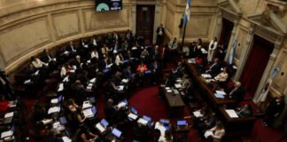 Jornadas de 12 horas, restricciones a la huelga y despidos baratos: Argentina se embarca en la reforma laboral de Milei