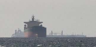 Precio del petróleo no encuentra rumbo con EE. UU. y aliados buscando un paso seguro por Ormuz