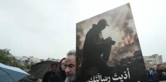 Funeral masivo en Beirut por asesinato de tres periodistas en ataque israelí