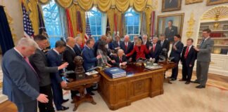 Pastores y religiosos rezan por Trump en el Despacho Oval