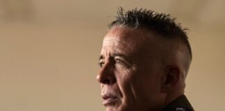 La discreta retirada de Gregory Bovino, el artífice de las tácticas más violentas en la campaña contra migrantes de Trump | Inmigración en Estados Unidos