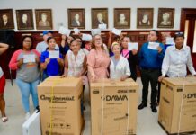 Gobernadora Rosa Santos entrega ayudas a ciudadanos vulnerables de la provincia de Santiago