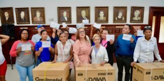 Gobernadora Rosa Santos entrega ayudas a ciudadanos vulnerables de la provincia de Santiago