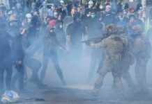 Un juez federal restringe el uso de gas lacrimógeno contra manifestantes frente al edificio del ICE en Portland | Inmigración en Estados Unidos