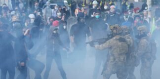Un juez federal restringe el uso de gas lacrimógeno contra manifestantes frente al edificio del ICE en Portland | Inmigración en Estados Unidos
