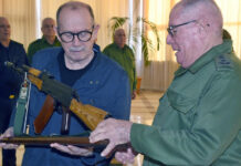 Cuba entrega un fusil a Silvio Rodríguez en plena escalada con Estados Unidos