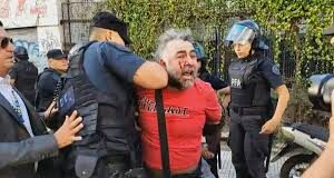 POLICIA LANZA GAS PIMIENTA CONTRA PERIODISTAS