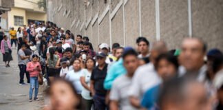 Perú en el limbo electoral: cierran las mesas y Keiko sigue a la espera de su rival en el balotaje
