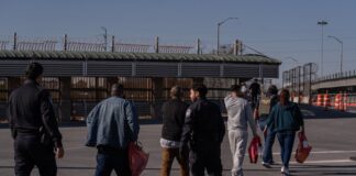 Las detenciones de cubanos se disparan bajo Trump, mientras que las aprobaciones de ‘green cards’ se desploman
