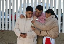 El dilema de las autodeportaciones: perseguidos en Estados Unidos y sin saber cómo salir | Inmigración en Estados Unidos