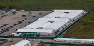 El Departamento de Seguridad Nacional se replantea los proyectos de almacenes reconvertidos en centros de detención del ICE | Inmigración en Estados Unidos