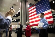 Las naturalizaciones caen a la mitad en Estados Unidos por las políticas migratorias de Trump | Inmigración en Estados Unidos