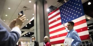 Las naturalizaciones caen a la mitad en Estados Unidos por las políticas migratorias de Trump | Inmigración en Estados Unidos