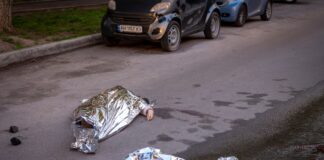 La cobardía de dos policías durante un tiroteo desata la indignación en Ucrania | Internacional