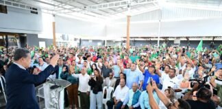 Leonel Fernández juramenta en la FP al exgobernador de Hermanas Mirabal y dirigentes del PRM y PLD
