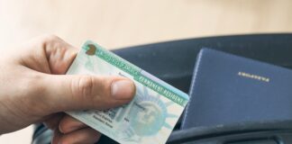 Confusión y pánico: la última embestida de Trump contra los migrantes empuja a los solicitantes de la ‘green card’ a abandonar el país