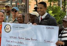Congresista Torres ilumina edificios residen 1,915 personas en 7 edificios de 16 pisos ca uno en El Bronx