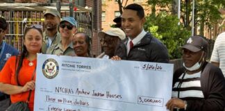 Congresista Torres ilumina edificios residen 1,915 personas en 7 edificios de 16 pisos ca uno en El Bronx