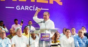 FRANCISCO JAVIER GARCÍA AGITA EL AVISPERO MORADO