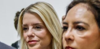 Pam Bondi admite “errores de redacción” en la desclasificación de los archivos de Epstein