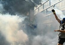 Un carro en llamas, gases y ataques contra la sede de la ONU en la manifestación anti-G7 en Ginebra