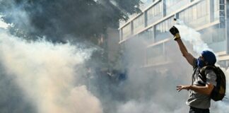 Un carro en llamas, gases y ataques contra la sede de la ONU en la manifestación anti-G7 en Ginebra