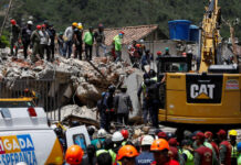 "Todavía hay gente con vida": 1.600 socorristas llegan a Venezuela, mientras se reduce el tiempo para hallar sobrevivientes