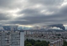 Ucrania golpea de nuevo la mayor refinería de Moscú y causa una gran humareda en la ciudad