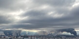 Ucrania golpea de nuevo la mayor refinería de Moscú y causa una gran humareda en la ciudad