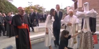 Una niña invidente explica el simbolismo de la Torre de Jesucristo al papa León XIV