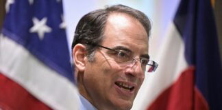 El fiscal general de Colorado que ha demandado a Trump 67 veces gana la candidatura demócrata a la gubernatura