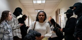 Un juez obliga a la Administración Trump a continuar los procesos migratorios de los ciudadanos de 39 países que paralizó