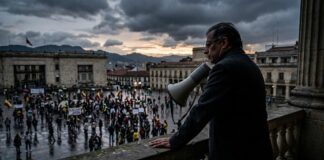 EL OCASO DEL MEGÁFONO: LA CRISIS DE MANDO Y EL FANTASMA DE LA RENUNCIA