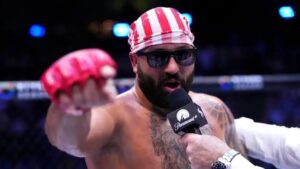 Josh Hokit desatando la polémica tras su combate. Fuente: Forbes México