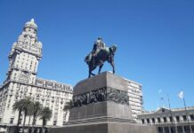 Durazno y Uruguay: Historia, Cultura y Tradiciones a través de los Ojos de Mónica Pérez Sosa Monumento del héroe nacional y Padre de la Patria de Uruguay.