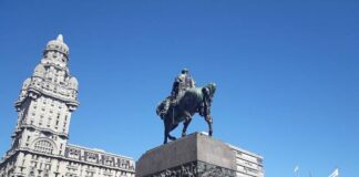 Durazno y Uruguay: Historia, Cultura y Tradiciones a través de los Ojos de Mónica Pérez Sosa Monumento del héroe nacional y Padre de la Patria de Uruguay.