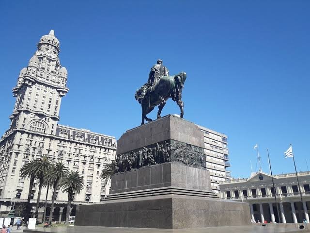 images Monumento del héroe nacional y Padre de la Patria de Uruguay.
