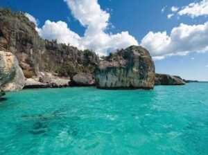Bahía de las Águilas: aguas impecables y un aislamiento que borra el calor.