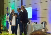 Cesar Sánchez Beras recibe Premio Biblioteca Nacional Literatura Infantil.